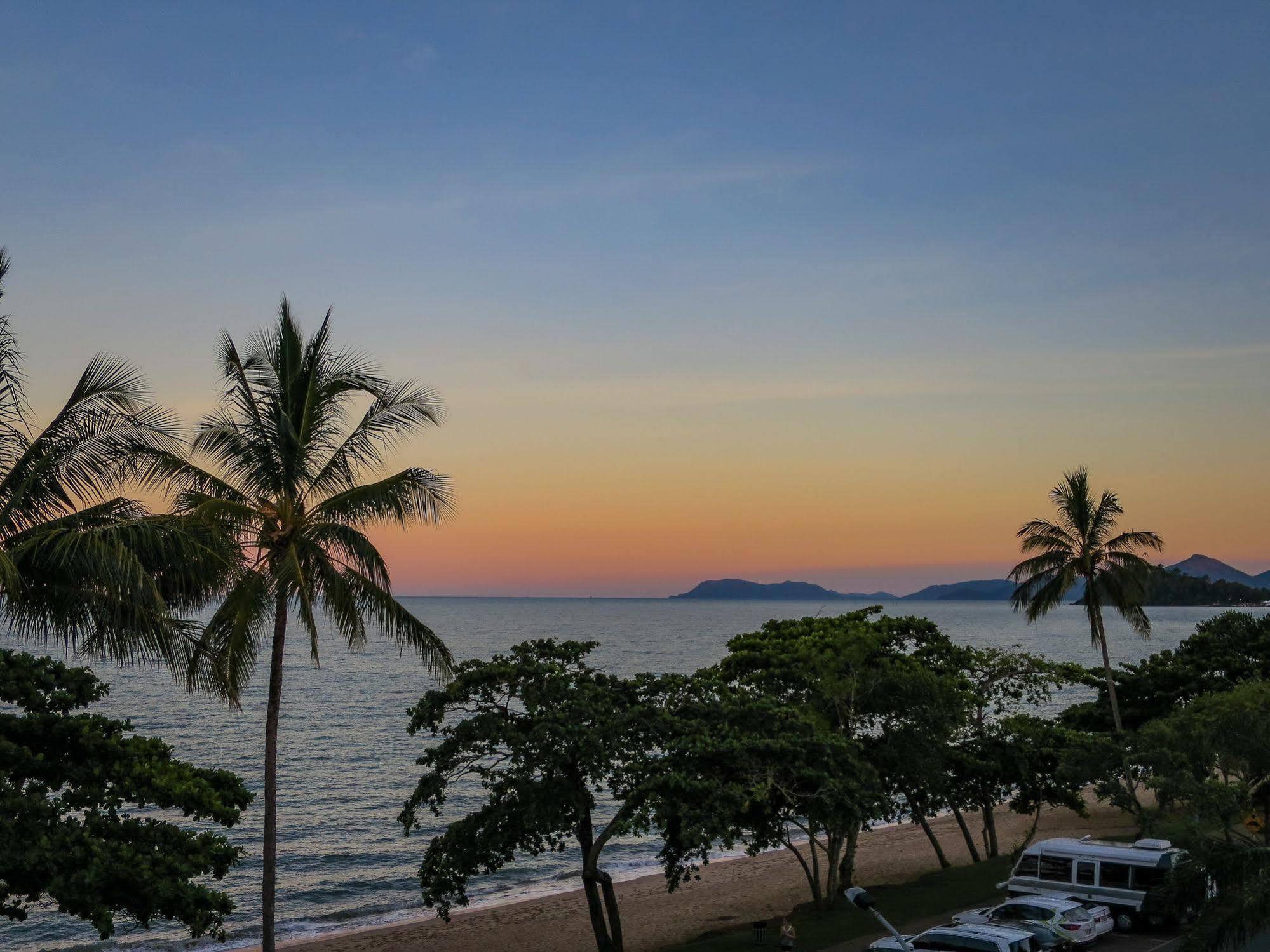 Roydon Beachfront Apartments Trinity Beach Luaran gambar